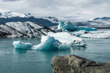 İzlanda, Avrupa 'daki Buzul Gölü Jokulsarlon. Suda büyük mavi buzdağlarıyla.