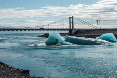 İzlanda, Avrupa 'daki Buzul Gölü Jokulsarlon. Suda büyük mavi buzdağlarıyla.