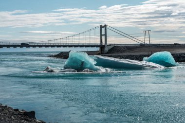 İzlanda, Avrupa 'daki Buzul Gölü Jokulsarlon. Suda büyük mavi buzdağlarıyla.