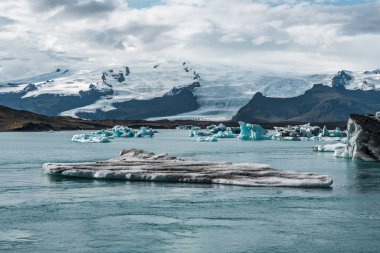 İzlanda, Avrupa 'daki Buzul Gölü Jokulsarlon. Suda büyük mavi buzdağlarıyla.