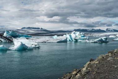 İzlanda, Avrupa 'daki Buzul Gölü Jokulsarlon. Suda büyük mavi buzdağlarıyla.