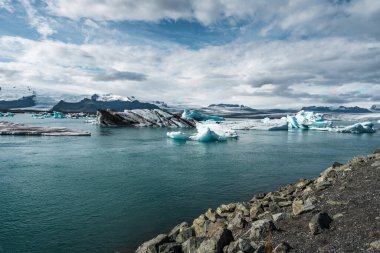 İzlanda, Avrupa 'daki Buzul Gölü Jokulsarlon. Suda büyük mavi buzdağlarıyla.