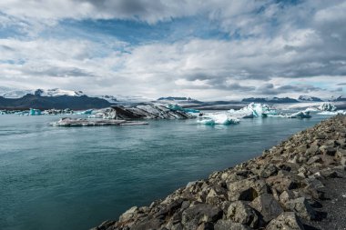 İzlanda, Avrupa 'daki Buzul Gölü Jokulsarlon. Suda büyük mavi buzdağlarıyla.