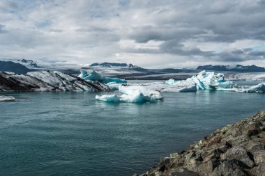 İzlanda, Avrupa 'daki Buzul Gölü Jokulsarlon. Suda büyük mavi buzdağlarıyla.