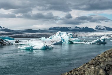 İzlanda, Avrupa 'daki Buzul Gölü Jokulsarlon. Suda büyük mavi buzdağlarıyla.