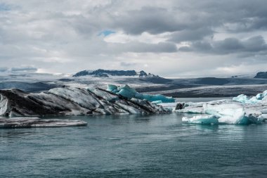 İzlanda, Avrupa 'daki Buzul Gölü Jokulsarlon. Suda büyük mavi buzdağlarıyla.