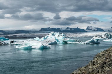 İzlanda, Avrupa 'daki Buzul Gölü Jokulsarlon. Suda büyük mavi buzdağlarıyla.