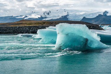 İzlanda, Avrupa 'daki Buzul Gölü Jokulsarlon. Suda büyük mavi buzdağlarıyla.