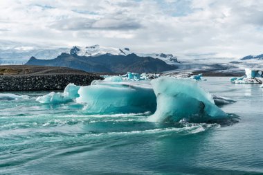 İzlanda, Avrupa 'daki Buzul Gölü Jokulsarlon. Suda büyük mavi buzdağlarıyla.