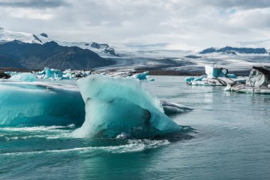 İzlanda, Avrupa 'daki Buzul Gölü Jokulsarlon. Suda büyük mavi buzdağlarıyla.