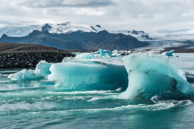 İzlanda, Avrupa 'daki Buzul Gölü Jokulsarlon. Suda büyük mavi buzdağlarıyla.