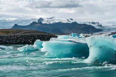 İzlanda, Avrupa 'daki Buzul Gölü Jokulsarlon. Suda büyük mavi buzdağlarıyla.