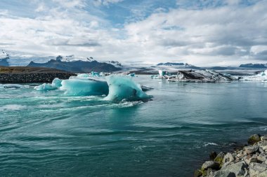 İzlanda, Avrupa 'daki Buzul Gölü Jokulsarlon. Suda büyük mavi buzdağlarıyla.