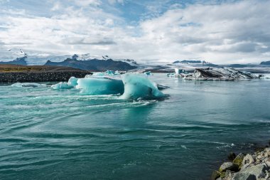 İzlanda, Avrupa 'daki Buzul Gölü Jokulsarlon. Suda büyük mavi buzdağlarıyla.
