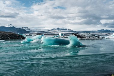 İzlanda, Avrupa 'daki Buzul Gölü Jokulsarlon. Suda büyük mavi buzdağlarıyla.