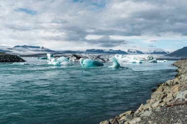 İzlanda, Avrupa 'daki Buzul Gölü Jokulsarlon. Suda büyük mavi buzdağlarıyla.