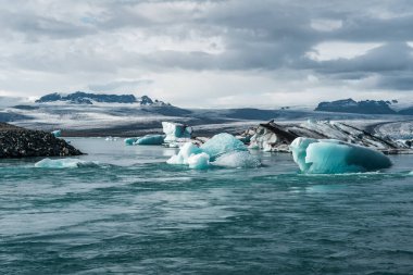 İzlanda, Avrupa 'daki Buzul Gölü Jokulsarlon. Suda büyük mavi buzdağlarıyla.