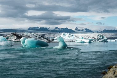 İzlanda, Avrupa 'daki Buzul Gölü Jokulsarlon. Suda büyük mavi buzdağlarıyla.