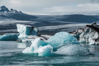 İzlanda, Avrupa 'daki Buzul Gölü Jokulsarlon. Suda büyük mavi buzdağlarıyla.