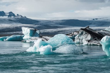 İzlanda, Avrupa 'daki Buzul Gölü Jokulsarlon. Suda büyük mavi buzdağlarıyla.