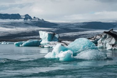 İzlanda, Avrupa 'daki Buzul Gölü Jokulsarlon. Suda büyük mavi buzdağlarıyla.