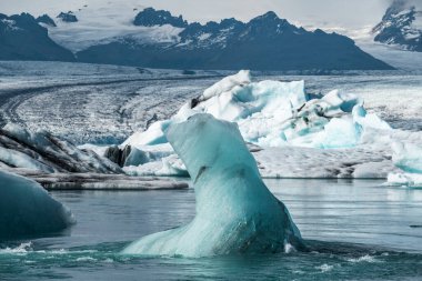 İzlanda, Avrupa 'daki Buzul Gölü Jokulsarlon. Suda büyük mavi buzdağlarıyla.