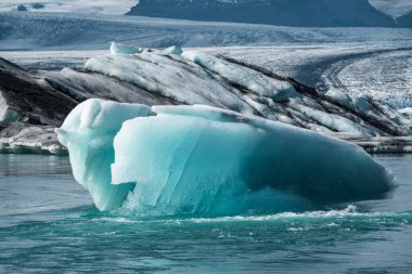 İzlanda, Avrupa 'daki Buzul Gölü Jokulsarlon. Suda büyük mavi buzdağlarıyla.