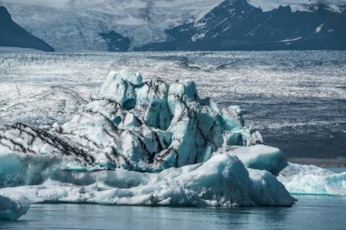 İzlanda, Avrupa 'daki Buzul Gölü Jokulsarlon. Suda büyük mavi buzdağlarıyla.