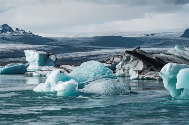 İzlanda, Avrupa 'daki Buzul Gölü Jokulsarlon. Suda büyük mavi buzdağlarıyla.