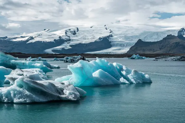 İzlanda, Avrupa 'daki Buzul Gölü Jokulsarlon. Suda büyük mavi buzdağlarıyla.
