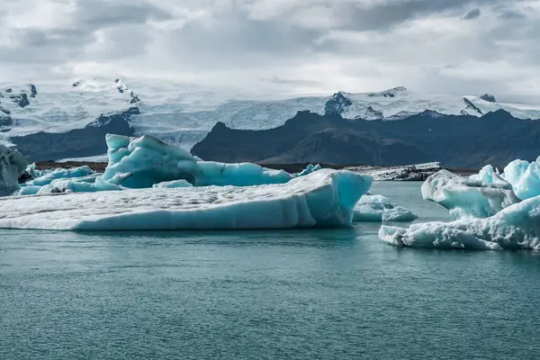 İzlanda, Avrupa 'daki Buzul Gölü Jokulsarlon. Suda büyük mavi buzdağlarıyla.