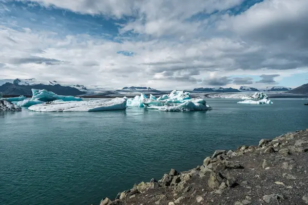 İzlanda, Avrupa 'daki Buzul Gölü Jokulsarlon. Suda büyük mavi buzdağlarıyla.