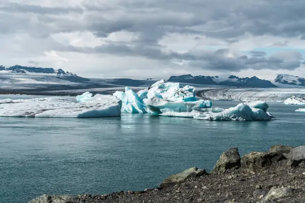 İzlanda, Avrupa 'daki Buzul Gölü Jokulsarlon. Suda büyük mavi buzdağlarıyla.