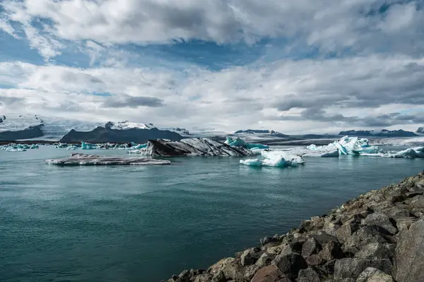 İzlanda, Avrupa 'daki Buzul Gölü Jokulsarlon. Suda büyük mavi buzdağlarıyla.