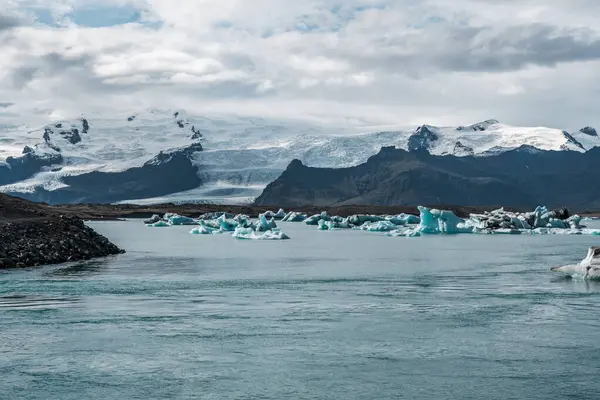 İzlanda, Avrupa 'daki Buzul Gölü Jokulsarlon. Suda büyük mavi buzdağlarıyla.