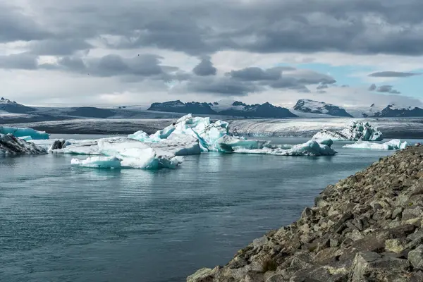 İzlanda, Avrupa 'daki Buzul Gölü Jokulsarlon. Suda büyük mavi buzdağlarıyla.