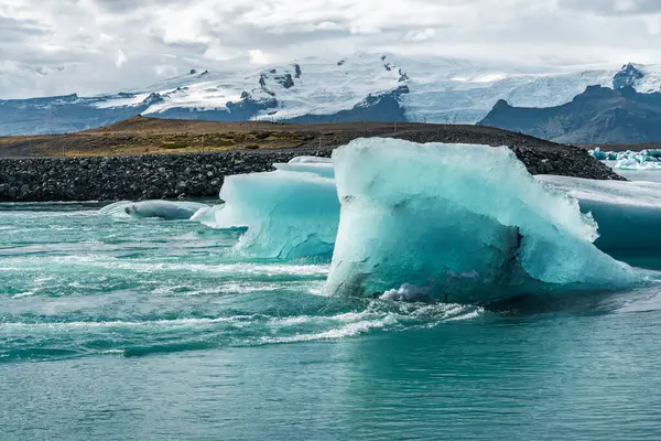İzlanda, Avrupa 'daki Buzul Gölü Jokulsarlon. Suda büyük mavi buzdağlarıyla.
