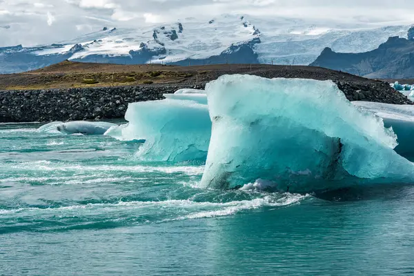 İzlanda, Avrupa 'daki Buzul Gölü Jokulsarlon. Suda büyük mavi buzdağlarıyla.