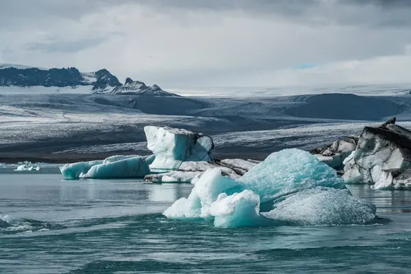 İzlanda, Avrupa 'daki Buzul Gölü Jokulsarlon. Suda büyük mavi buzdağlarıyla.