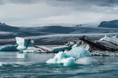 İzlanda, Avrupa 'daki Buzul Gölü Jokulsarlon. Suda büyük mavi buzdağlarıyla.