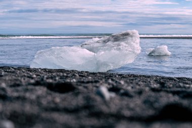 Jokulsarlon Buzul Gölü yakınlarında, İzlanda 'da elmas plajı.
