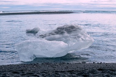 Jokulsarlon Buzul Gölü yakınlarında, İzlanda 'da elmas plajı.