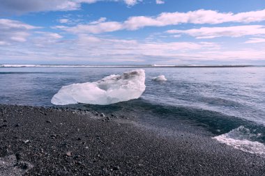 Jokulsarlon Buzul Gölü yakınlarında, İzlanda 'da elmas plajı.