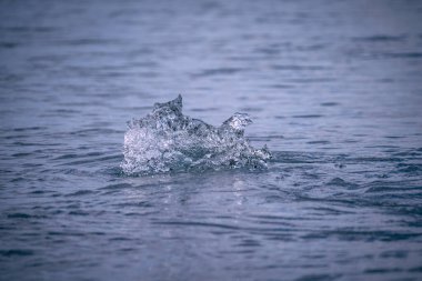 Jokulsarlon Buzul Gölü yakınlarında, İzlanda 'da elmas plajı.