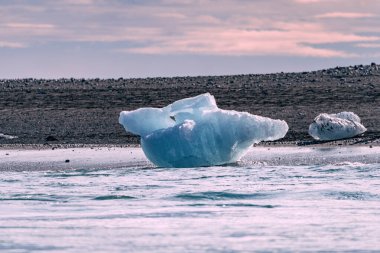 Gün batımında Jokulsar yakınlarında Elmas Sahili 'nde eriyen buza yakın çekim