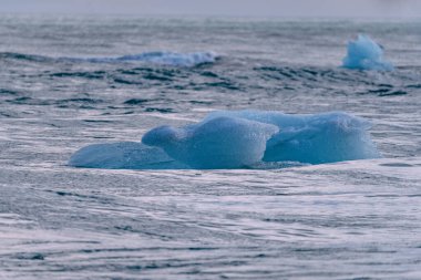 Jokulsarlon Buzul Gölü yakınlarında, İzlanda 'da elmas plajı.