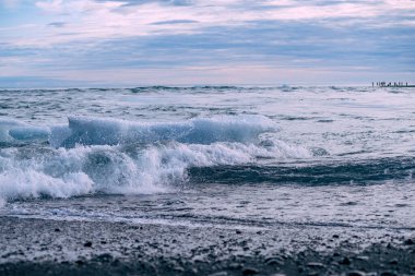 Jokulsarlon Buzul Gölü yakınlarında, İzlanda 'da elmas plajı.