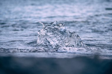 Yazın dağda beyaz karlı buzul manzarası Vatnajokull bölgesi yakınlarındaki Skeiarrjkull buzulu Avrupa