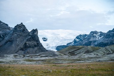 Yazın dağda beyaz karlı buzul manzarası Vatnajokull bölgesi yakınlarındaki Skeiarrjkull buzulu Avrupa