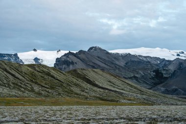 Yazın dağda beyaz karlı buzul manzarası Vatnajokull bölgesi yakınlarındaki Skeiarrjkull buzulu Avrupa